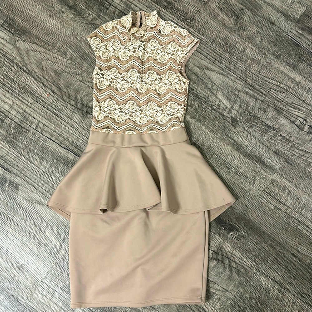 Bebe - Made in USA. XS. Peplum lace dress.